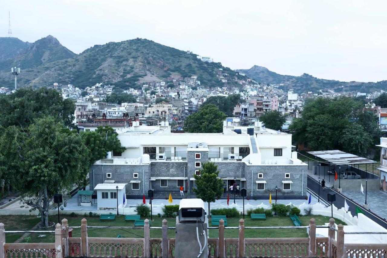 Hotel King Edward Memorial 50 Mtrs From Railway Station Ajmer Esterno foto