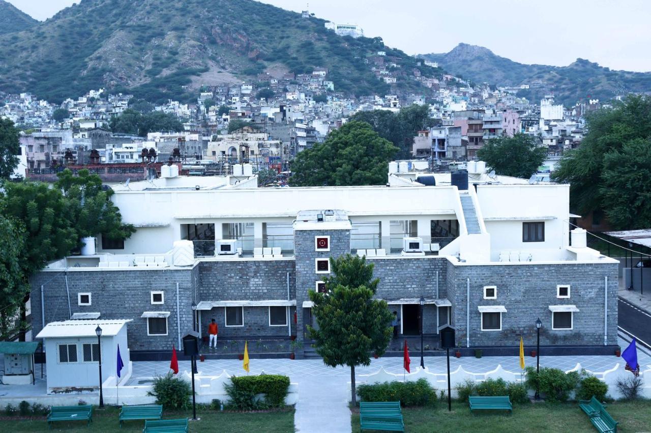 Hotel King Edward Memorial 50 Mtrs From Railway Station Ajmer Esterno foto